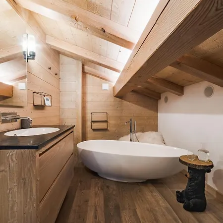 Luxury Chalet, Sleeps 8 With Mountain Views And Jacuzzi Megève