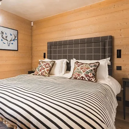 Luxury Chalet, Sleeps 8 With Mountain Views And Jacuzzi Alpehytte