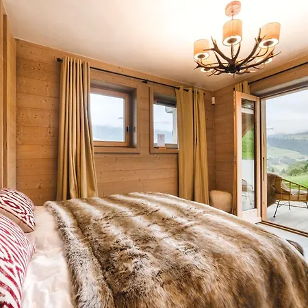 Luxury Chalet, Sleeps 8 With Mountain Views And Jacuzzi Chalé Megève