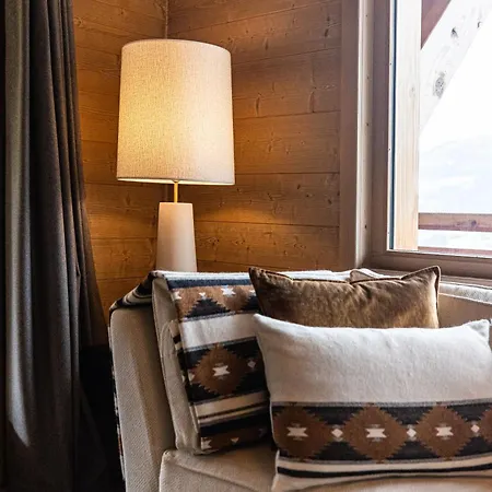 Luxury Chalet, Sleeps 8 With Mountain Views And Jacuzzi Alpehytte