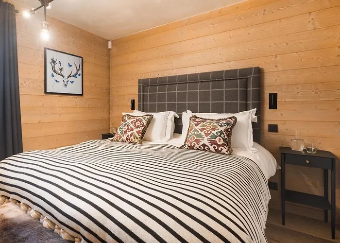 Luxury Chalet, Sleeps 8 With Mountain Views And Jacuzzi 木屋