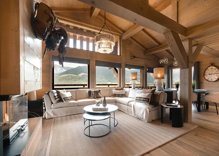 Luxury Chalet, Sleeps 8 With Mountain Views And Jacuzzi 木屋